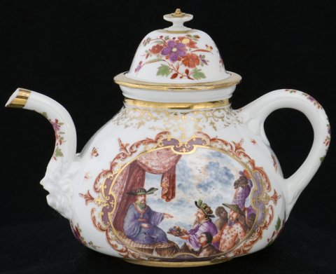 Meissen teapot (1723–4), decorated by Höroldt