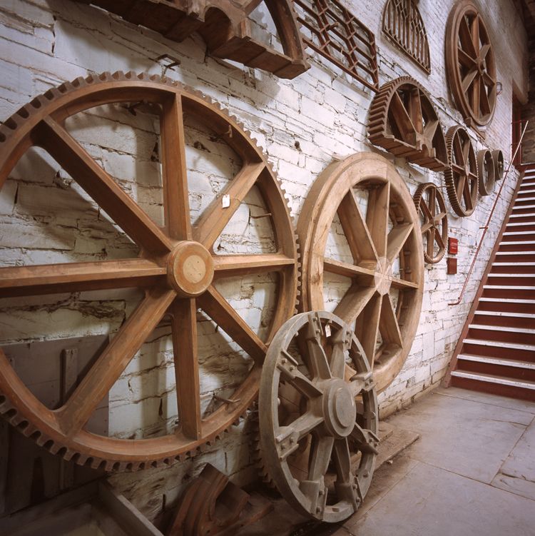 Large cogs and patterns on a wall in the National Slate Museum.