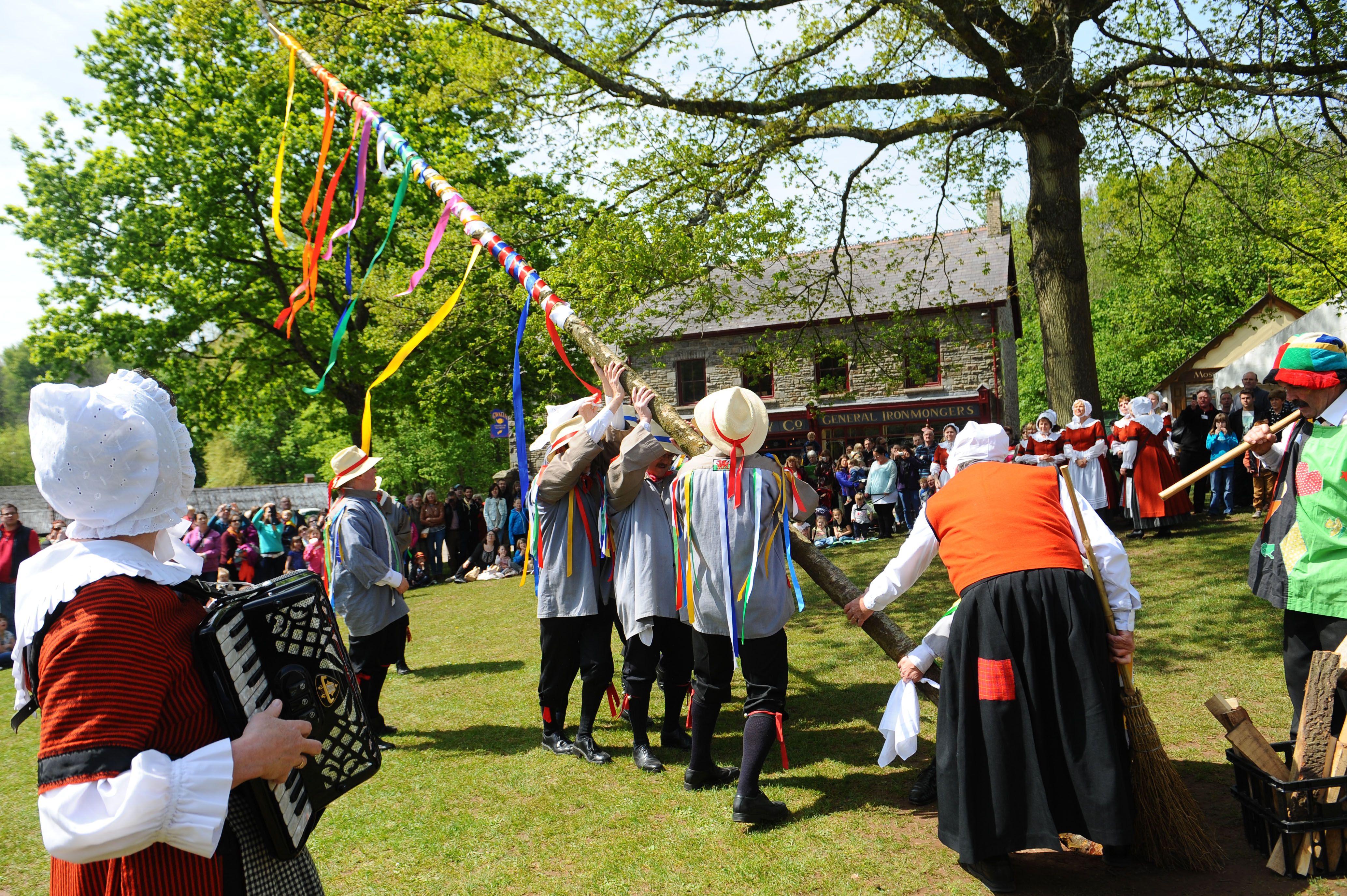 May day celebration. May Day. May Day in Britain. May Day в Штатах.