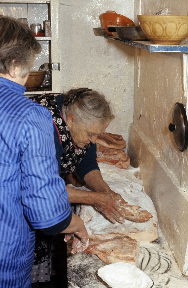 Salting Bacon: Put the salt on the face, the centre piece