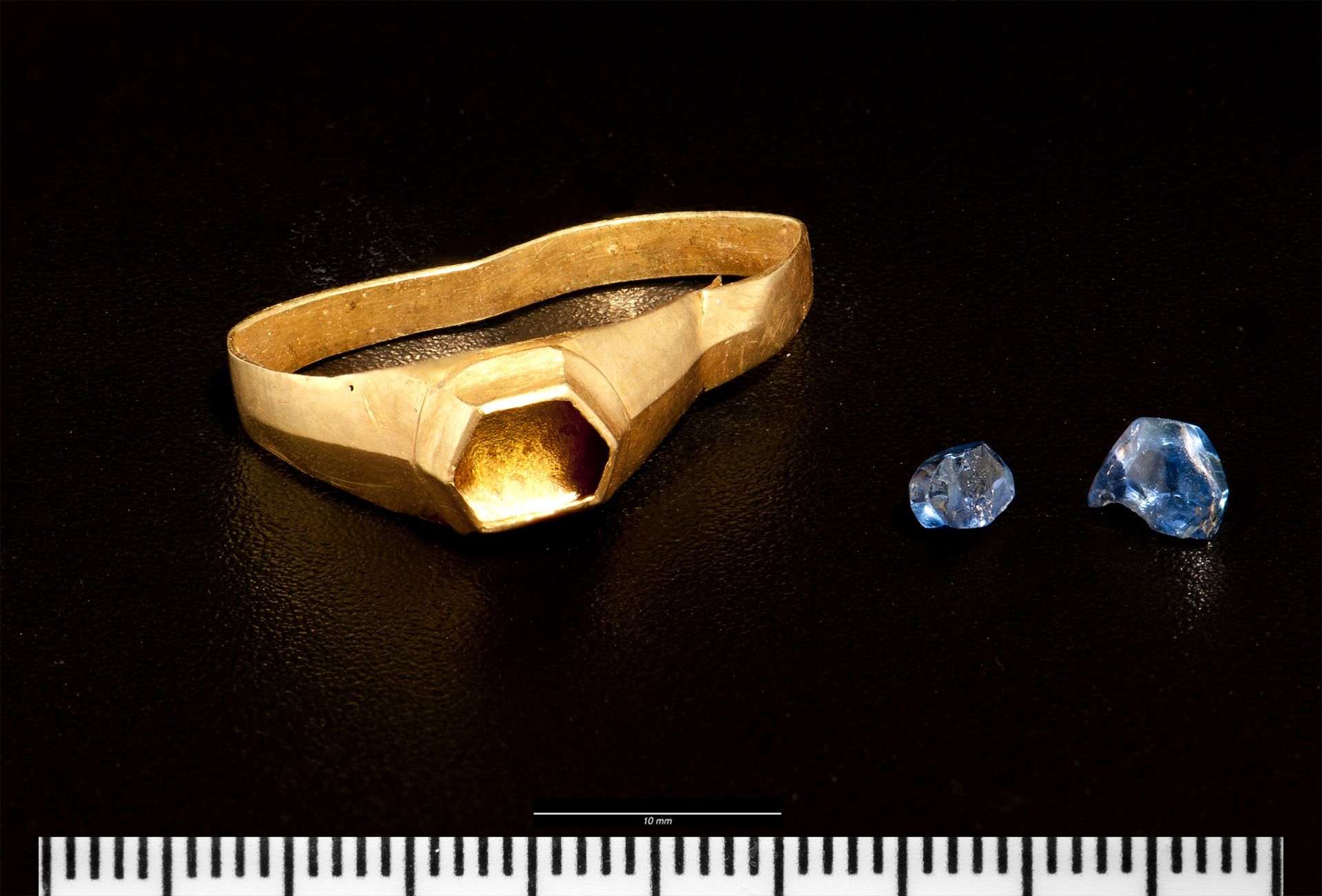 Gold and sapphire ring from Pembroke