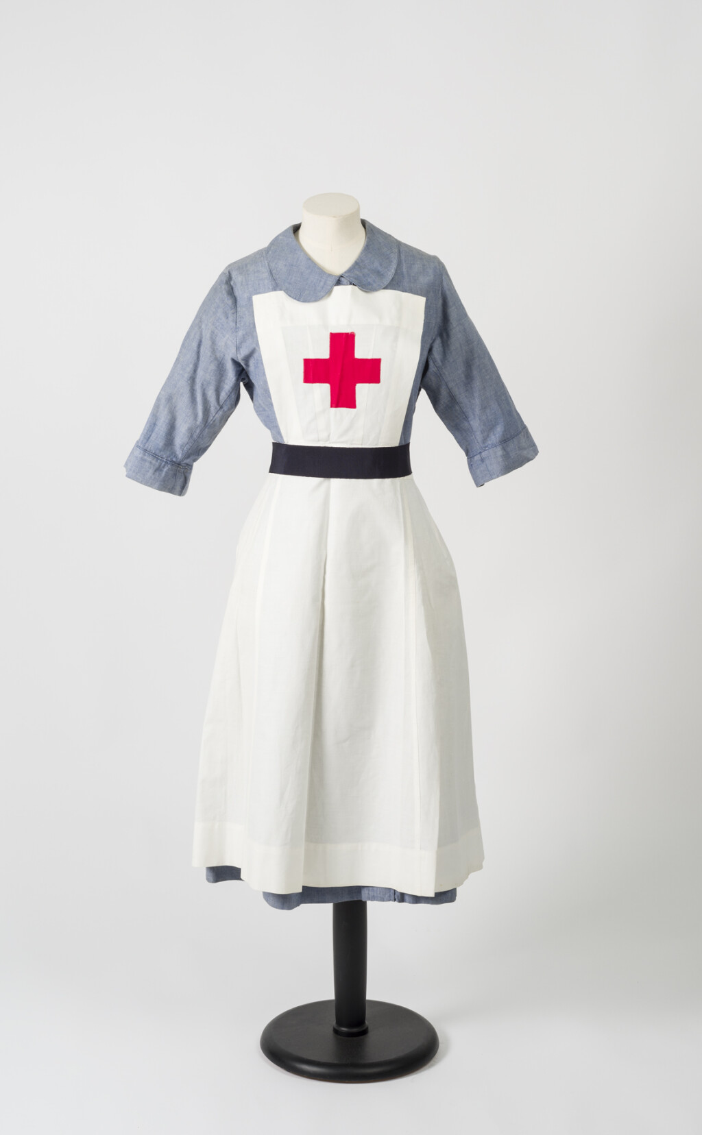 Hetty Edward's Red Cross uniform [from the collections at St Fagans National Museum of History] 
