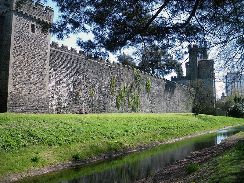 The west castle wall. The stretch between the towers is essentially the wall of the Norman castle.