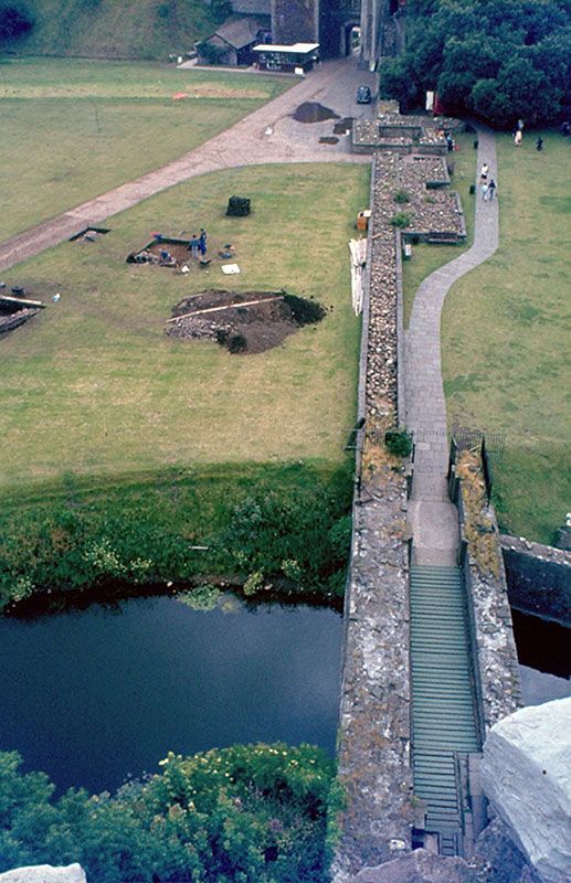 The stone wall and gateway from the outer to the inner ward, seen here looking from the Keep to the South Gate. This wall probably has its origin in the defences of the Norman castle.
