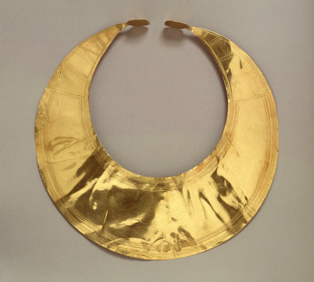 Early Bronze Age gold lunula