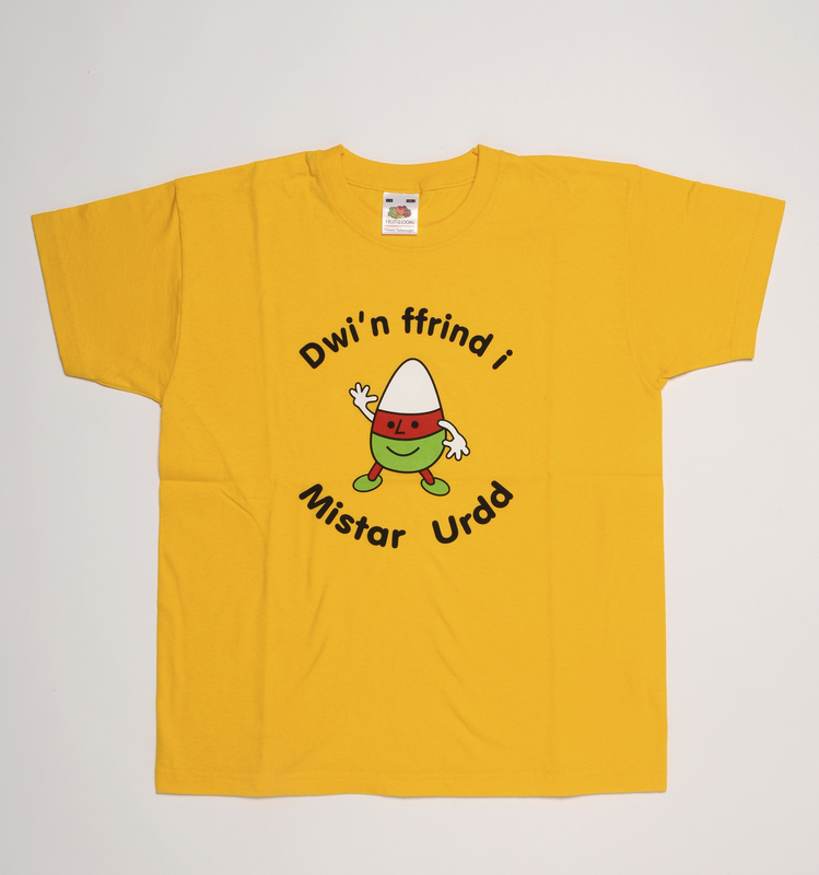Yellow t shirt featuring a cartoon Mistar Urdd and the slogan 'Dwi'n ffrind i Mistar Urdd'