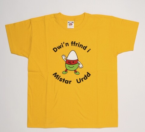 Yellow t shirt featuring a cartoon Mistar Urdd and the slogan 'Dwi'n ffrind i Mistar Urdd' 