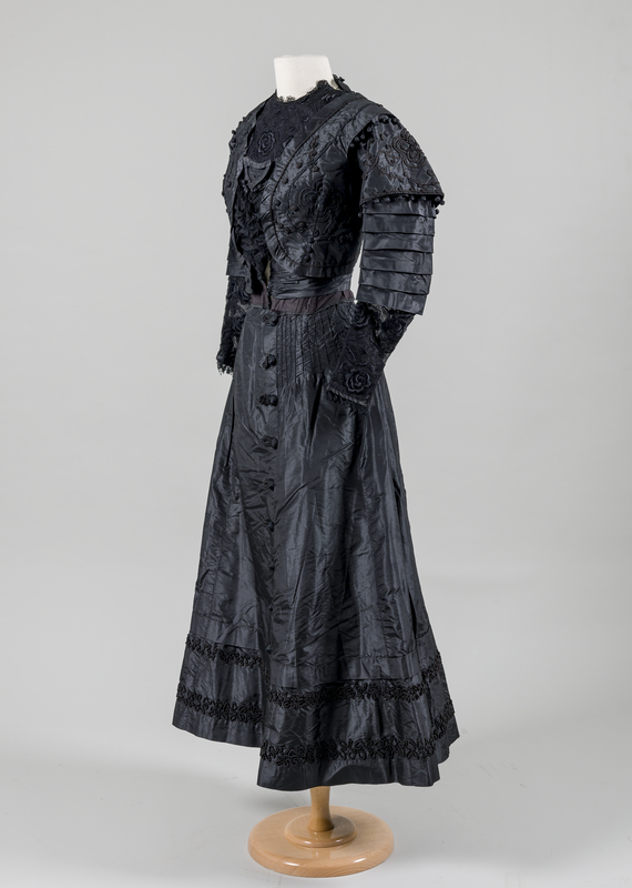 Picture of a black mourning dress