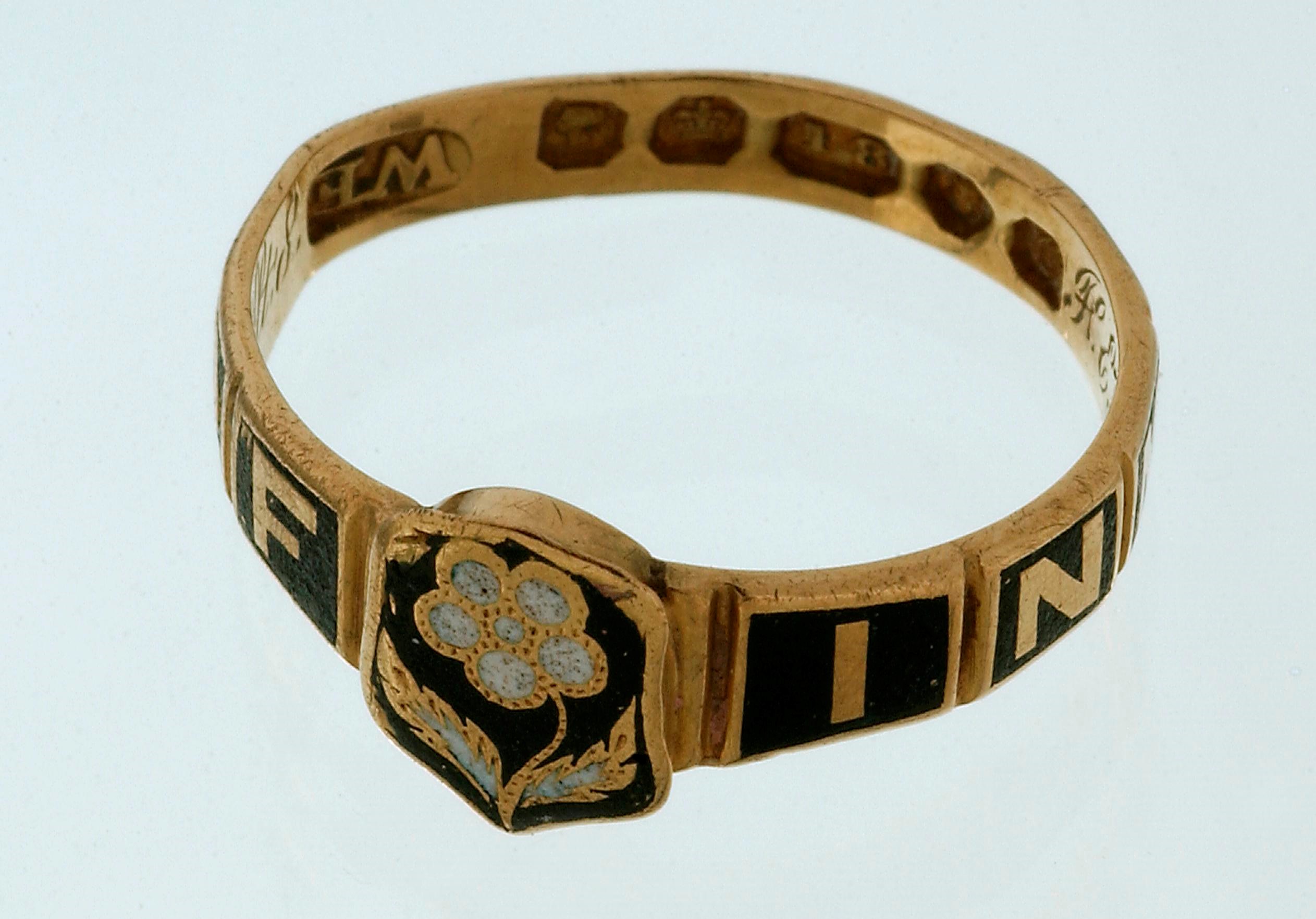 Ring with a flower motif