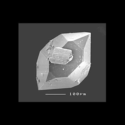 Well-formed realgar crystal