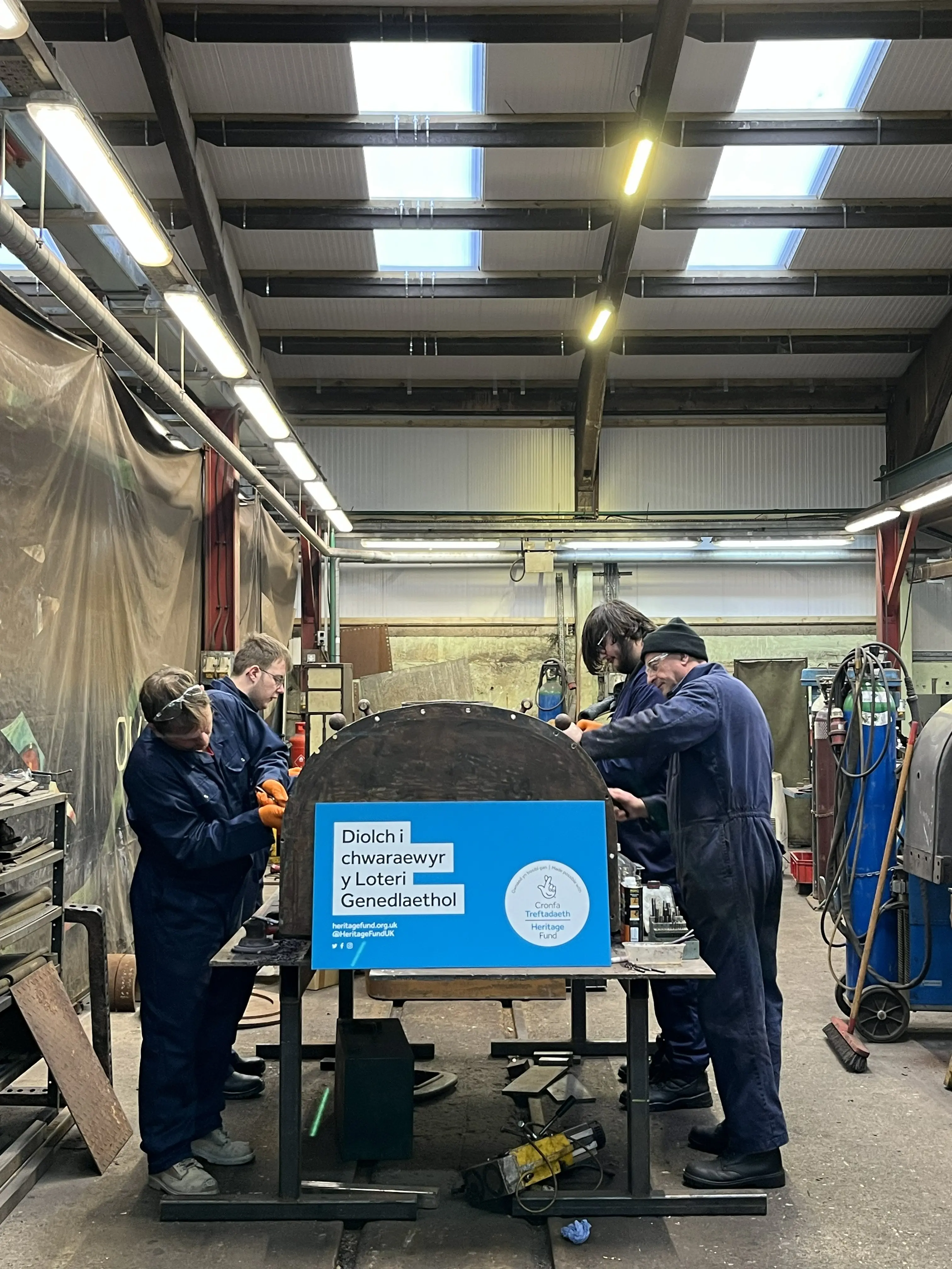 Volunteers at work on parts of Una.