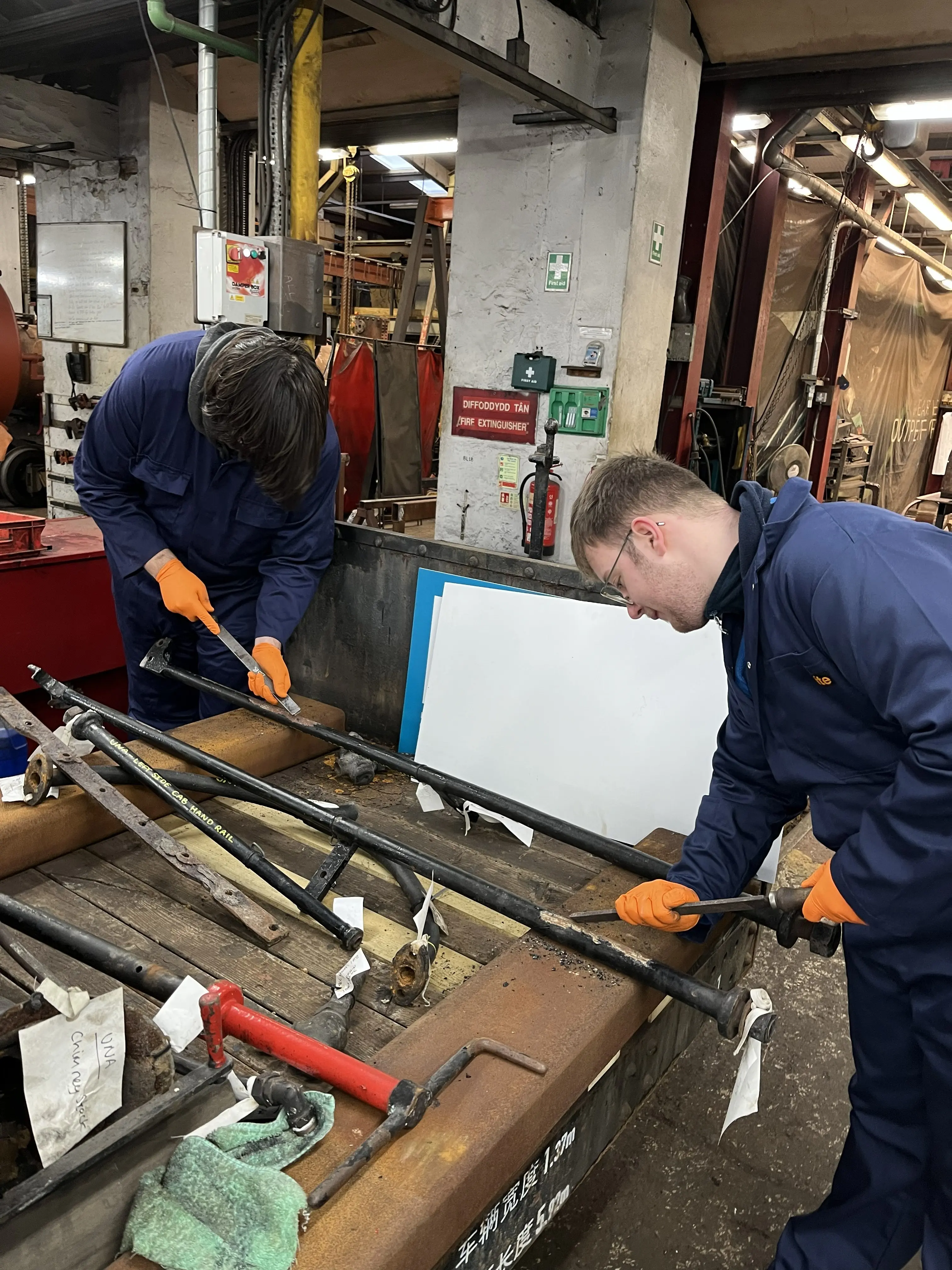 Volunteers at work on parts of Una.