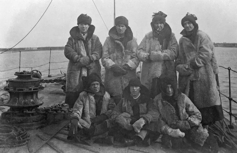  R.F. Scott and others on the prow of TERRA NOVA