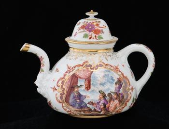 Meissen porcelain teapot, decorated by Johann Gregorius Hoeroldt