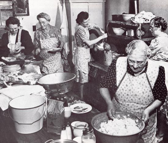  Preparing food for a Gymanfa Ganu (singing festival), Peniel Church, Pickett, Wisconsin,1946.