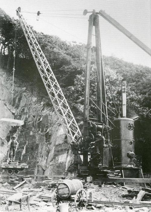 A steam crane in operation at Forest Quarry, 1910