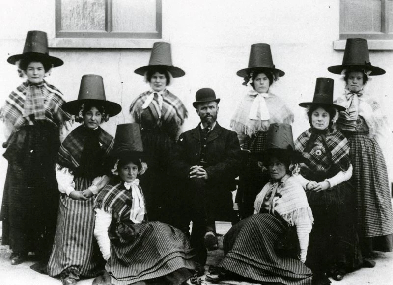 The ladies of Llwyn Adda Chapel Sunday School sporting their 'Welsh costumes'